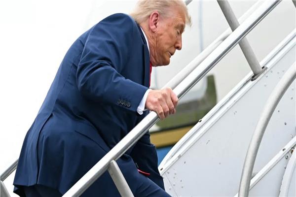 الرئيس الأمريكي دونالد ترامب خلال صعوده الطائرة الرئاسية - صورة أرشيفية