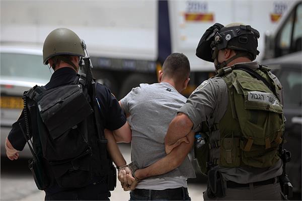 قوات الاحتلال الإسرائيلي تعتقل فلسطينيا من الضفة - صورة أرشيفية