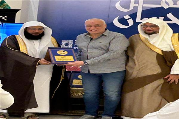  تكريم رئيس لجنة السياحة الدينية من قبل إمام المسجد الحرام