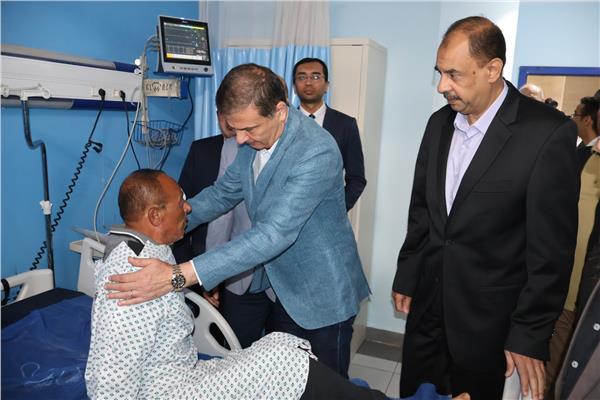 وزير الزراعة يزور مسئول حماية الأراضي المصاب بمستشفى سوهاج الجامعي