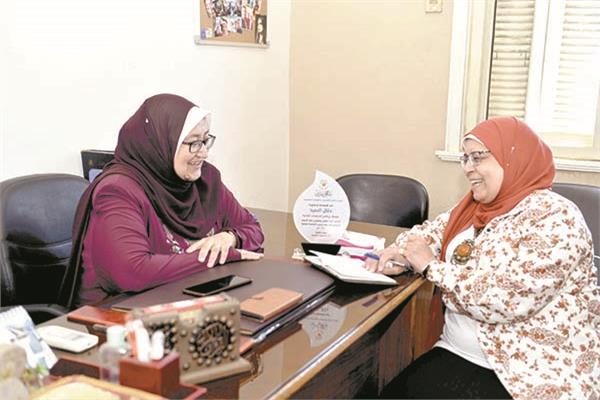 د. دلال محمود السيد مع محررة «الأخبار»
