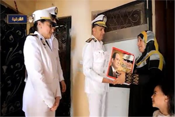 الداخلية توزع عبوات غذائية