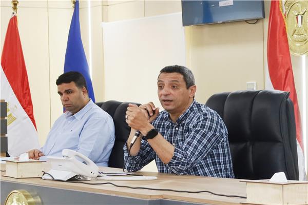جانب من اجتماع محافط السويس لمتابعة الاستعدادات الخاصة بإمتحانات الثانوية العامة