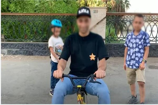 لعب الزوج بالدراجة مع الأطفال بالشارع