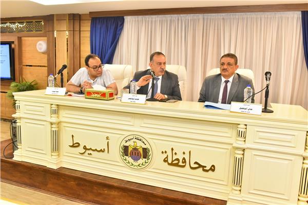 هشام أبو النصر محافظ أسيوط خلال اللقاء