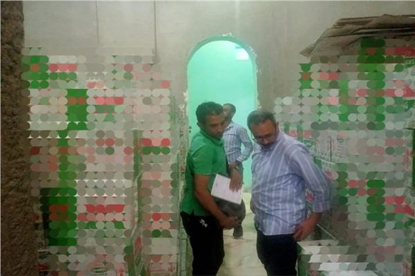 ضبط 13 ألف و 800 زجاجة خل غير صالح للاستخدام بمركز المراغة بسوهاج