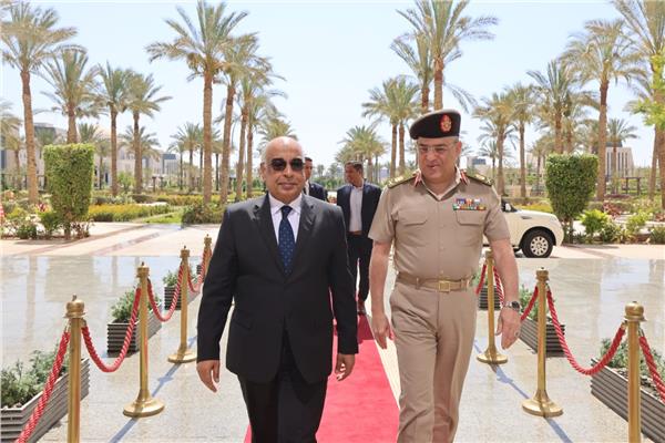 المستشار عدنان فنجري وزير العدل خلال الزيارة