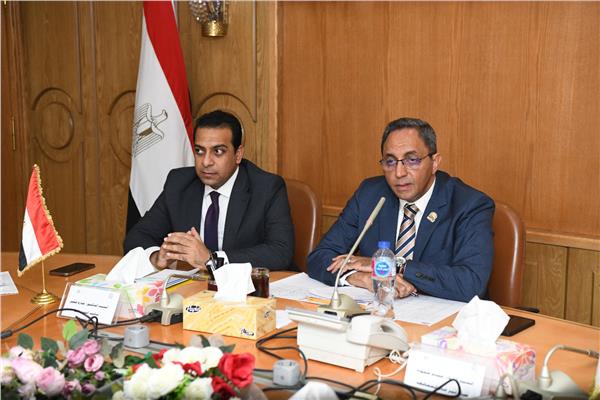 الدكتور خالد عبدالحليم محافظ قنا خلال الاجتماع