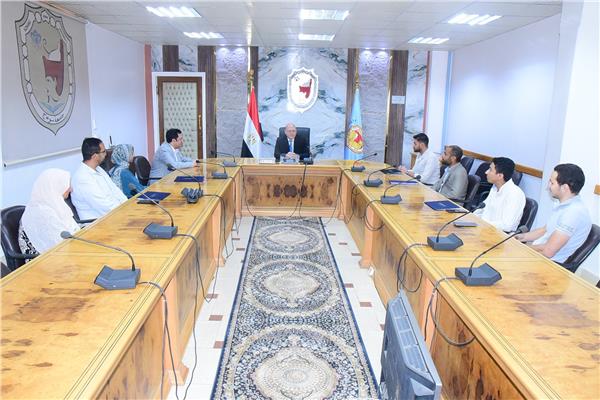جامعة سوهاج تسلم عقود احتضان ٥ مشروعات ناشئة