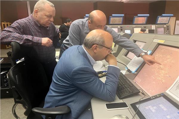 وزير الطيران يتفقد مراكز العمليات لمتابعة تداعيات التوترات الإقليمية
