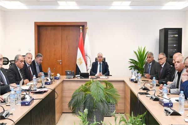  هانى سويلم وزير الموارد المائية والري خلال الاجتماع