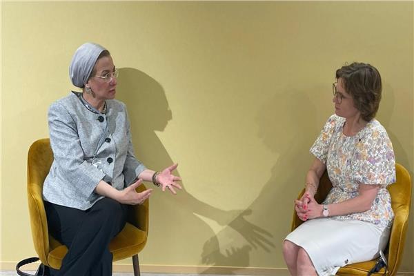  ياسمين فؤاد وزيرة البيئة خلال اللقاء