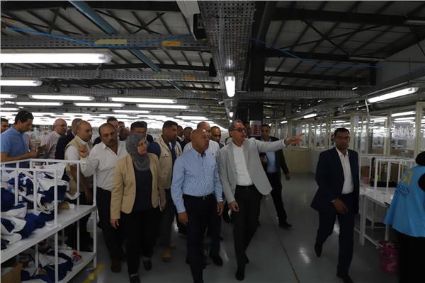 الفريق كامل الوزير خلال افتتاح مدينة الملابس بالمنيا