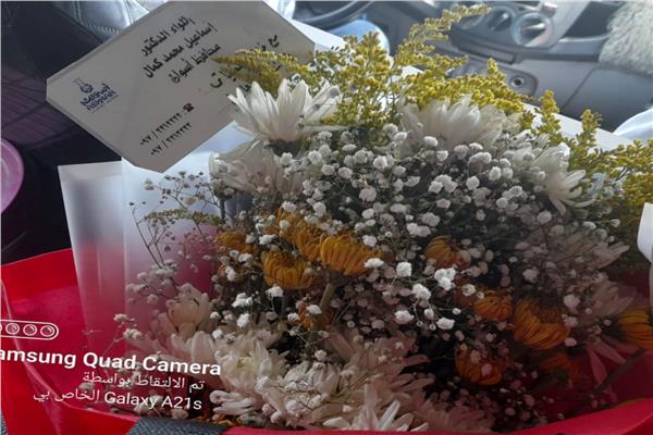  باقة من الورود من محافظ أسوان لضابط الشرطة 