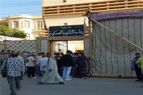 من أمام أحد لجان امتحانات الثانوية العامة