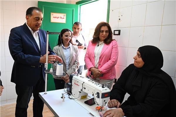 رئيس الوزراء خلال تفقده إحدى مراكز دعم المرأة