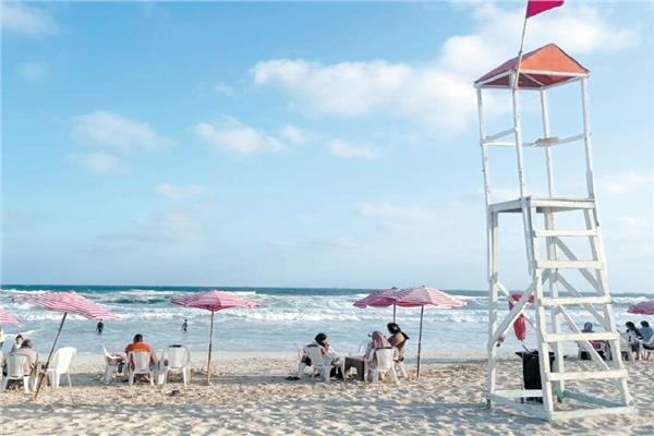 رايات حمراء وصفراء على شواطئ الإسكندرية