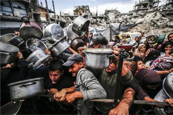 معاناة أهالي غزة خلال حصولهم على المساعدات الإنسانية - صورة أرشيفية