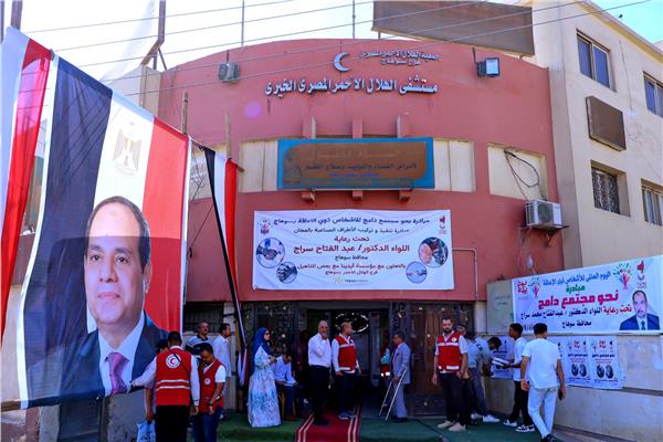 محافظ سوهاج يتفقد قافلة تركيب الأطراف الصناعية بمستشفى الهلال الأحمر 