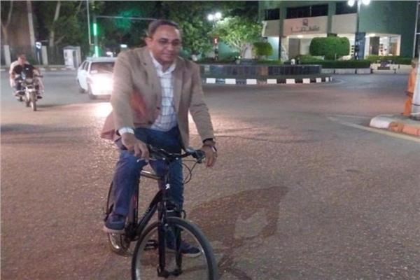 محافظ قنا يقود عجلة في الشوارع