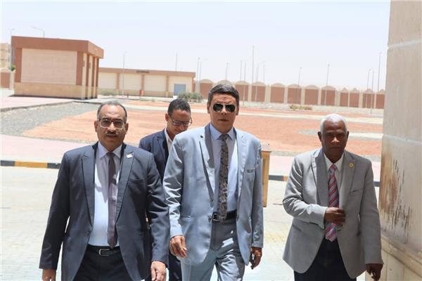 عادل زين الدين محمد موسى رئيس جامعة طيبة التكنولوجية خلال جولته