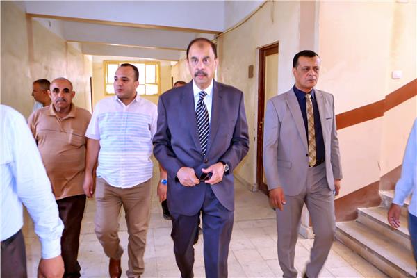 محافظ سوهاج يتفقد لجان الامتحانات 