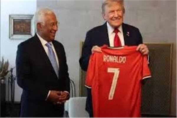 رونالدو يبعث برسالة سلام عبر قميص إلى ترامب