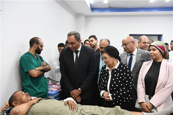محافظ قنا يزور مصابي حادث تصادم منتدبي امتحانات الثانوية بدشنا