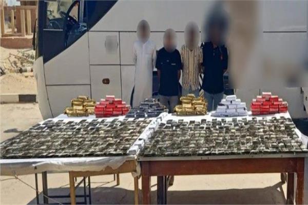 المتهمين وبحوزتهما المضبوطات