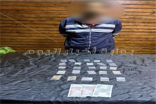 المتهم وبحوزته المضبوطات
