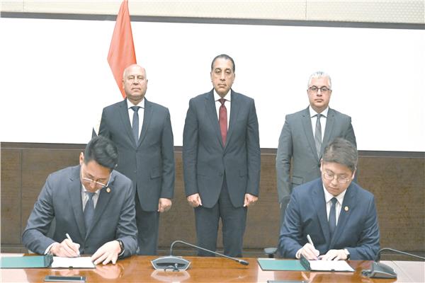 رئيس الوزراء يشهد توقيع مشروع صناعة مستلزمات الطاقة الشمسية 