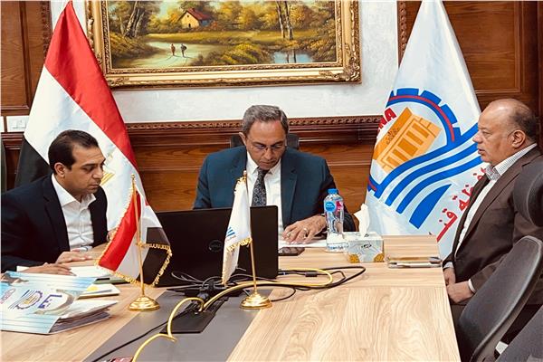 اجتماع محافظ قنا مع رؤساء الوحدات المحلية عبر تقنية الفيديو كونفرانس
