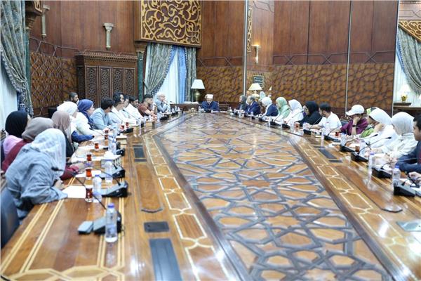 شيخ الأزهر لوفد طلابي من جامعتي جورج واشنطن والجامعة الأمريكيَّة بالقاهرة