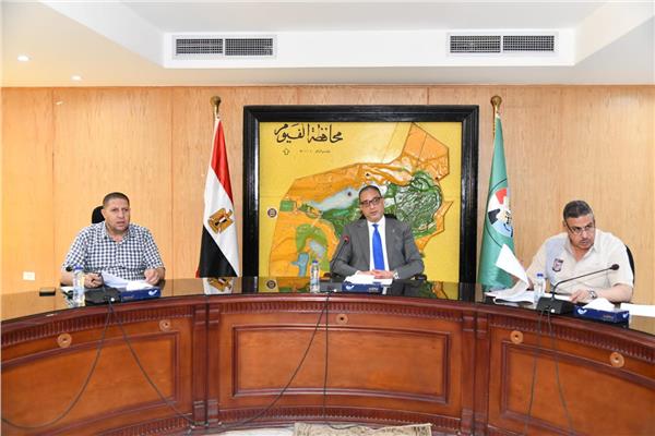 أحمد الأنصاري محافظ الفيوم خلال الاجتماع