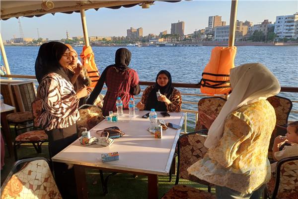 محافظ أسيوط ينظم رحلة نيلية ترفيهية للطلاب الهنود بجامعة أسيوط