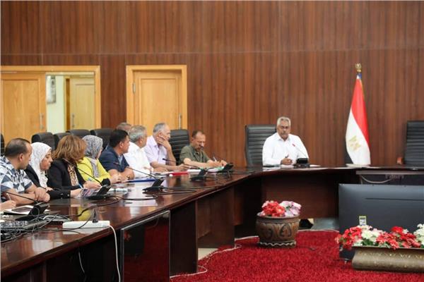 كمال سليمان سكرتير عام محافظة البحر الأحمر خلال الاجتماع