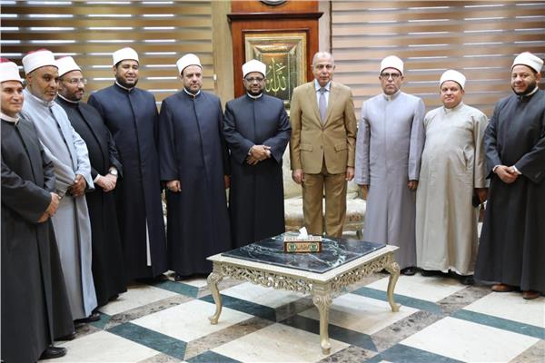 محافظ المنيا يستقبل أمين (البحوث الإسلامية)