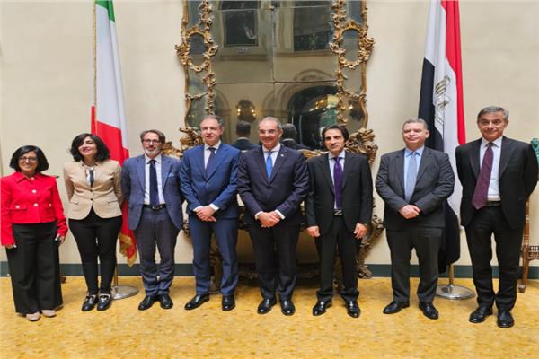 وزير الاتصالات و مسؤولي المؤسسات الإيطالية