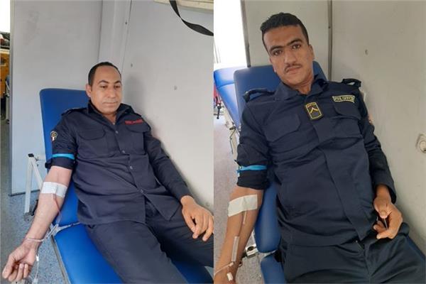 رجال الشرطة أثناء التبرع بالدم