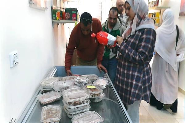 محافظ المنوفية يتابع جهود التموين في الرقابة على الأسواق