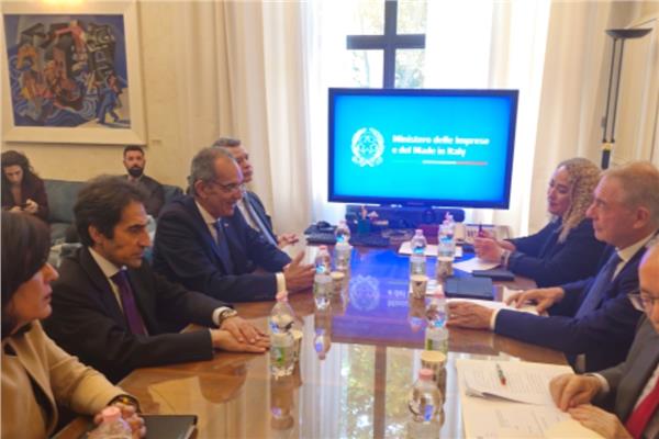 «طلعت» يبحث مع وزير الأعمال والصناعة الإيطالى تعزيز التعاون بمجال الذكاء الاصطناعى
