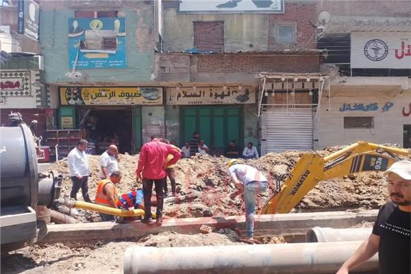 رئيس شركة مياه الشرب بالغربية سرعة اصلاح انفجار خط الطرد للصرف الصحي ببسيون