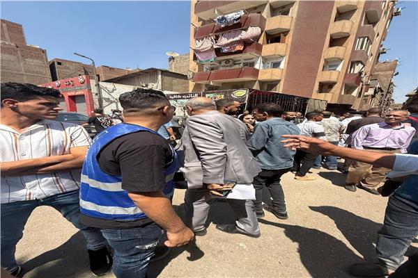 استخراج 8 أشخاص أحياء من أسفل عقارات حدائق القبة المنهارة