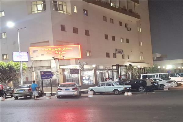 أهالي ضحايا الحادث من أمام مستشفى الزيتون