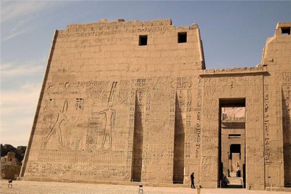 شمس الظهيرة تتعامد على معابد الكرنك بالأقصر