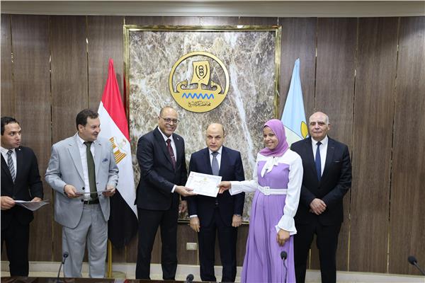 وزير العمل ومحافظ كفر الشيخ يسلّمان عقود عمل لذوي الهمم 