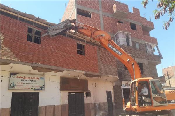تنفيذ قرارات إزالة خلال حملة مكبرة بمركز ومدينة الطود