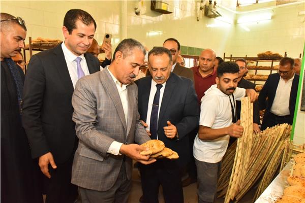 محافظ أسيوط يفتتح مخبز الثورة بالأربعين