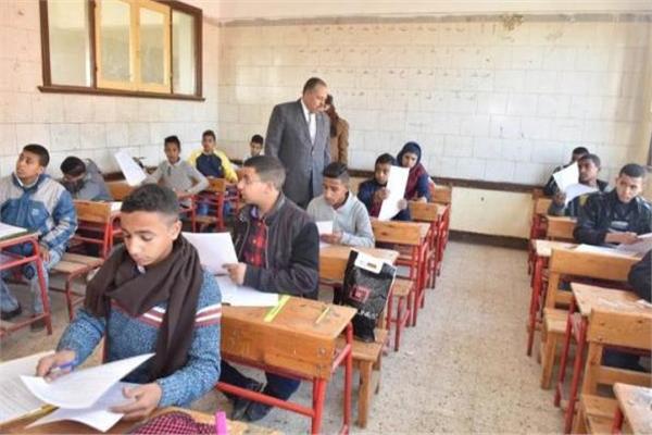 الطلاب يتظرون نتيجة الشهادة الإعدادية