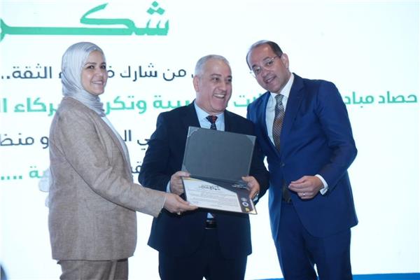 جانب من التكريم  الوزير مع المهندس عبد الصادق الشوربجي رئيس الهيئة الوطنية للصحافة